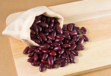 çuval ahşap arka plan üzerinde kırmızı fasulye