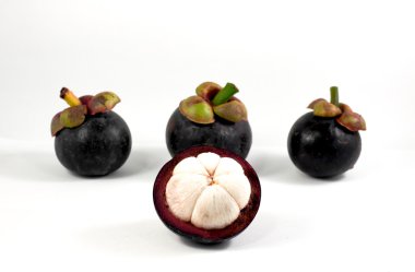 beyaz zemin üzerinde mangosten