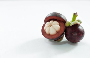 Beyaz arka plan üzerinde mangosten izole