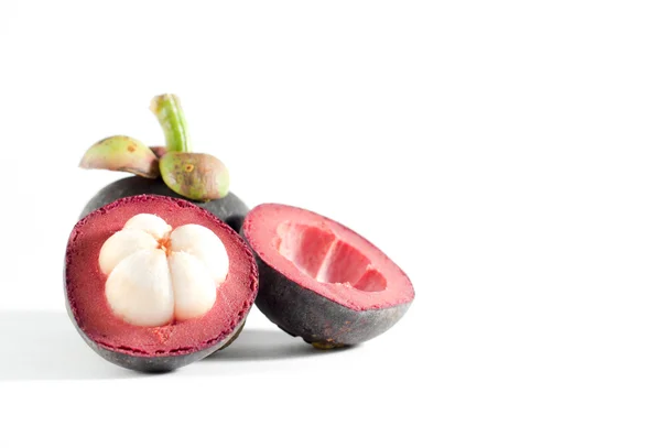 Beyaz arka planda mangosteen
