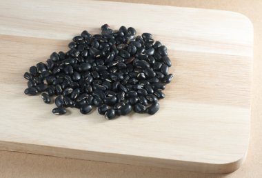 ahşap arka plan üzerinde siyah fasulye tohumu