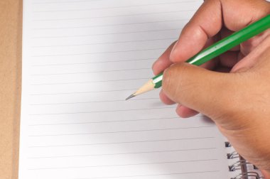 bir eli boş sayfa defter üzerinde yazma