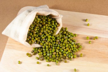 Çuval ahşap zemin üzerine yeşil fasulye