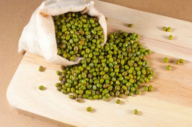 Çuval ahşap zemin üzerine yeşil fasulye