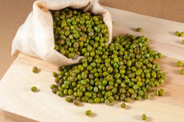 Çuval ahşap zemin üzerine yeşil fasulye