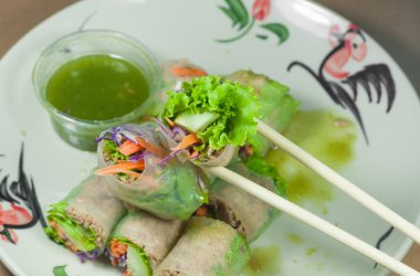 Baharatlı sos ile eski ahşap bahar rulo bölümünü sebze ve şehriye tüp