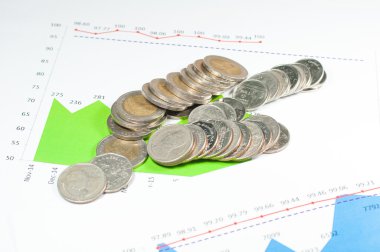 mavi yeşil grafikler ve arka plan üzerinde paralar. para ve mali kavramı.