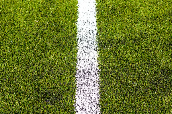 フットボールまたはサッカーを Close をフィールドとコピーの人工芝 — ストック写真