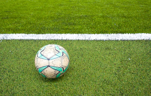 Un fútbol o fútbol en campo de césped artificial —  Fotos de Stock