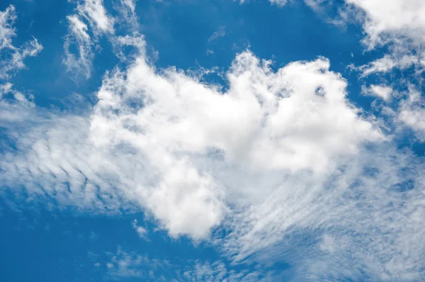 Gebrochenes Herz geformte Wolke im blauen Himmel — Stockfoto