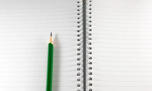 Den tomma bärbara med grön penna, redo att observera eller arbeta — Stockfoto