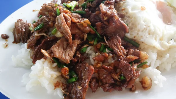 Sığır eti sarımsak ve pirinç ile kızarmış. Tayland Gıda — Stok fotoğraf