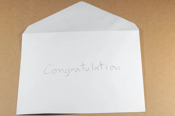 Redação Parabéns do envelope branco no fundo marrom — Fotografia de Stock
