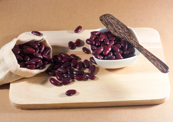 木製お玉とウッドの背景に袋に小豆 — ストック写真