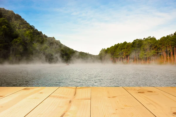 Niebla blanca en el lago en el bosque con terraza de madera de color amarillo claro —  Fotos de Stock