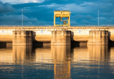 Khon Kaen ili güneş ışığı Ubol Ratana Barajı. Tayland