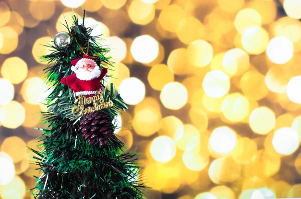 Bambola di Babbo Natale contro pinoli con palla e albero di Natale o — Foto Stock