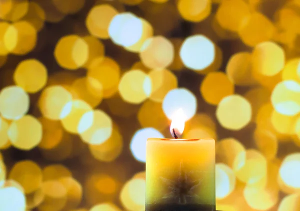 Luz de la vela en fondo bokeh amarillo —  Fotos de Stock