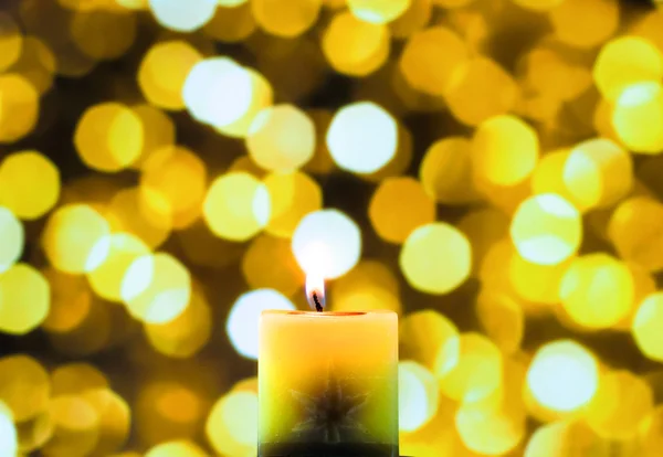 Luz de la vela en fondo bokeh amarillo —  Fotos de Stock