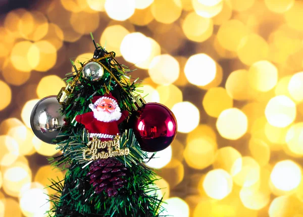 Bambola di Babbo Natale contro pinoli con palla e albero di Natale o — Foto Stock