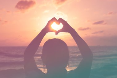 Şekil el siluet günbatımı veya dunrise dönemde seviyorum. Pan ile