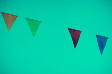 üçgen bayrağının koyu yeşil arka plan üzerinde renkli. Vintage sesi işlemi