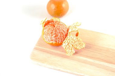 İzole beyaz zemin üzerine soyulmuş mandalina.