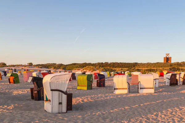 Borkum adasının sahilinde gün batımı. Kuzey Denizi. Almanya.