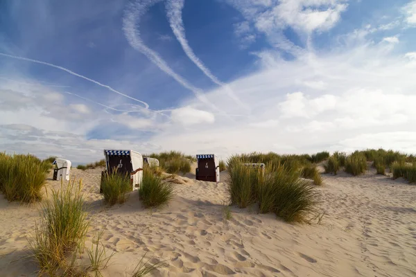 Borkum adasındaki plaj sandalyeleri. Kuzey Denizi. Almanya.