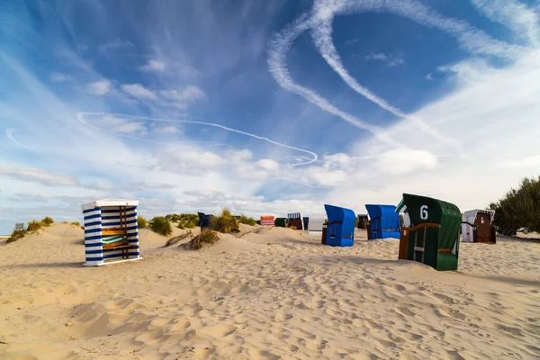 Borkum adasındaki plaj sandalyeleri. Kuzey Denizi. Almanya.