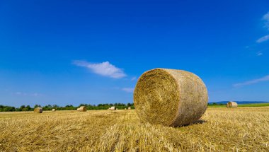 Samandan balyalar ve bulutlarla dolu mavi gökyüzü ile güzel panoramik bir manzara..