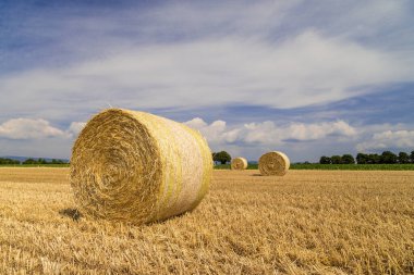 Samandan balyalar ve bulutlarla dolu mavi gökyüzü ile güzel panoramik bir manzara..
