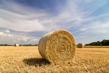 Samandan balyalar ve bulutlarla dolu mavi gökyüzü ile güzel panoramik bir manzara..