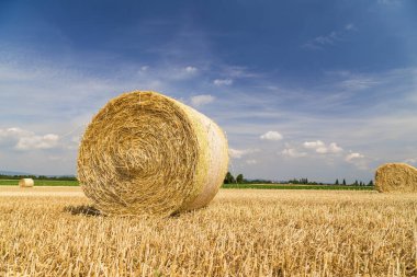 Samandan balyalar ve bulutlarla dolu mavi gökyüzü ile güzel panoramik bir manzara..
