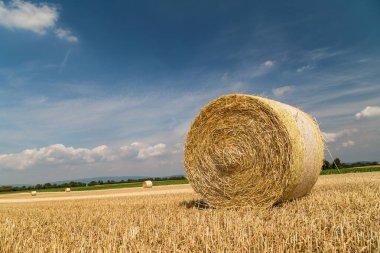 Samandan balyalar ve bulutlarla dolu mavi gökyüzü ile güzel panoramik bir manzara..