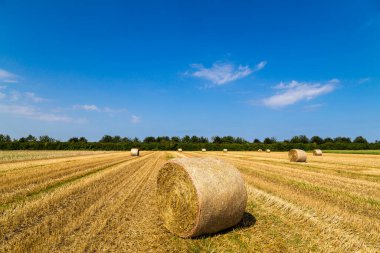 Samandan balyalar ve bulutlarla dolu mavi gökyüzü ile güzel panoramik bir manzara..