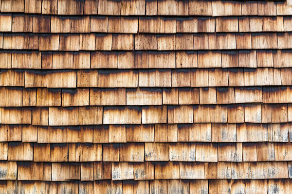 Красивая деревянная черепица с деревянной конструкцией на крыше. Бавария, Германия.