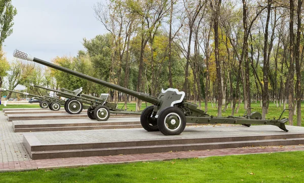 23 Ekim. 2018. Parktaki Rus topları ve havan toplarının görüntüsü. Taraz şehrindeki askeri müze, Kazakistan, Orta Asya.