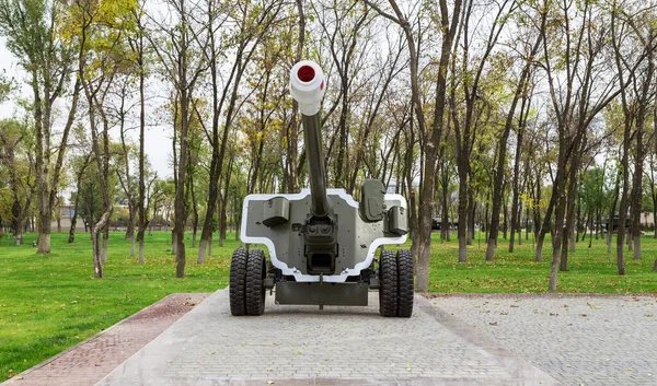 Parkta askerleri olan bir Rus tankının görüntüsü. Taraz şehrindeki askeri müze, Kazakistan, Orta Asya.