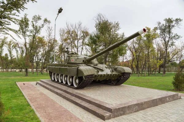 23 Ekim. 2018. Parktaki Rus tankının görüntüsü. Taraz şehrindeki askeri müze, Kazakistan, Orta Asya.