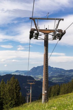 Allgau 'da kablo araç direkleri var. Kış kayak alanı. Oberstdorf, Bavyera.