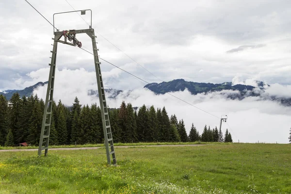 Allgau 'da kablo araç direkleri var. Kış kayak alanı. Bavyera.
