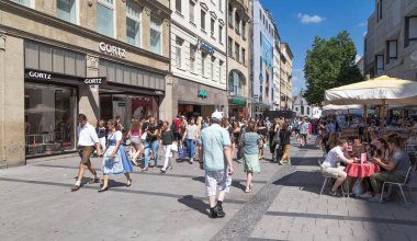 Münih, Bavyera, Almanya. 16 Haziran 2018. Münih, Bavyera 'nın başkenti. Turistler ve yerliler şehir merkezinde daha çok eğleniyorlar. Kafe ve diğer içkiler içerken restoranlarda alışveriş yapmak ve dinlenmek..
