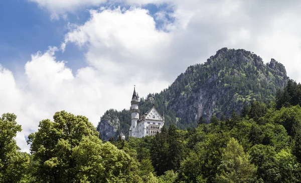 15 Haziran 2018. Yeni Swanstone Şatosu, Bavyera 'nın Fssenb kenti yakınlarındaki Hohenschwangau köyünün yukarısındaki engebeli bir tepenin üzerinde 19. yüzyıldan kalma bir Romanesk diriliş sarayı. Almanya.