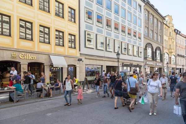 Münih, Bavyera, Almanya. 16 Haziran 2018. Münih, Bavyera 'nın başkenti. Turistler ve yerliler şehir merkezinde daha çok eğleniyorlar. Kafe ve diğer içkiler içerken restoranlarda alışveriş yapmak ve dinlenmek..