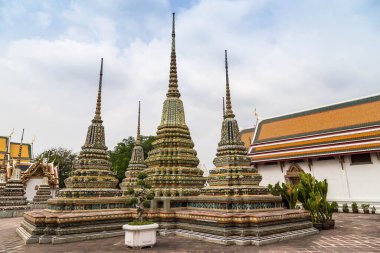 Bangkok Tayland 'ın başkenti. 16 Şubat. 2016. Bangkok 'taki kraliyet sarayı. Geleneksel Tayland tarzı ve binalarda dekorasyon. Pek çok turist için cazibe.