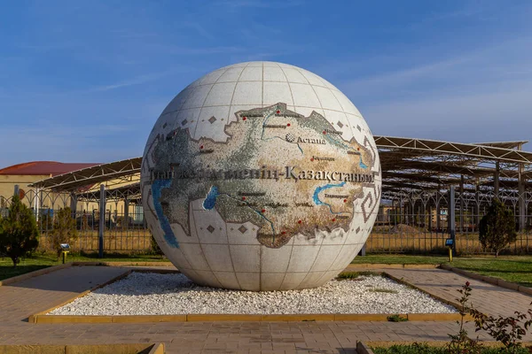 23 Ekim. 2018. Taraz şehri Orta Asya 'daki Antik Taraz' ın tarihi ve kültürel merkezinde yer alan Kazakistan haritasıyla Dünya Küresi 'nin görüntüsü. 