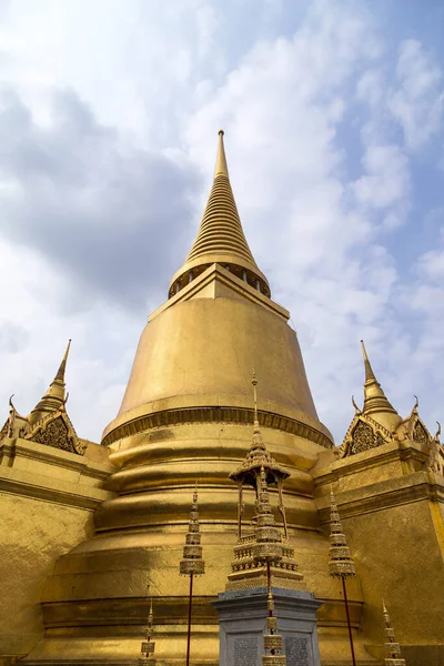 Bangkok Tayland 'ın başkenti. 16 Şubat. 2016. Bangkok 'taki kraliyet sarayı. Geleneksel Tayland tarzı ve binalarda dekorasyon. Pek çok turist için cazibe.