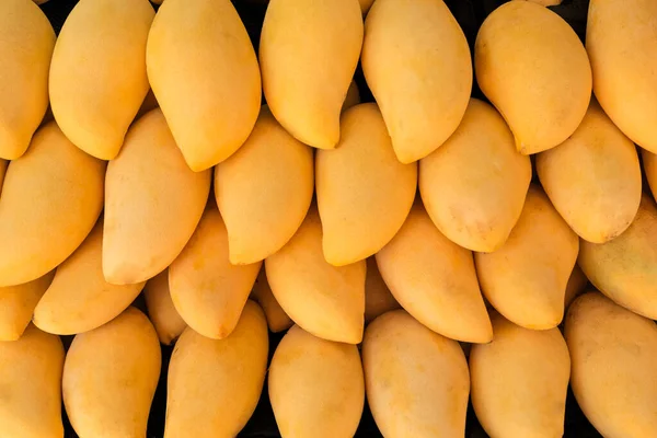 Satılık bir pazarda olgun altın mango meyvesi