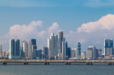 Panama şehrinin güzel ve modern silueti mavi gökyüzünün altında beyaz bulutlarla.